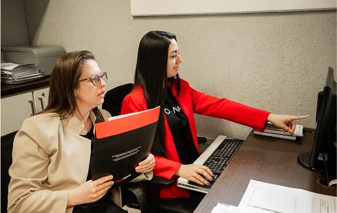 Equipe da Colnaghi Imóveis em atendimento